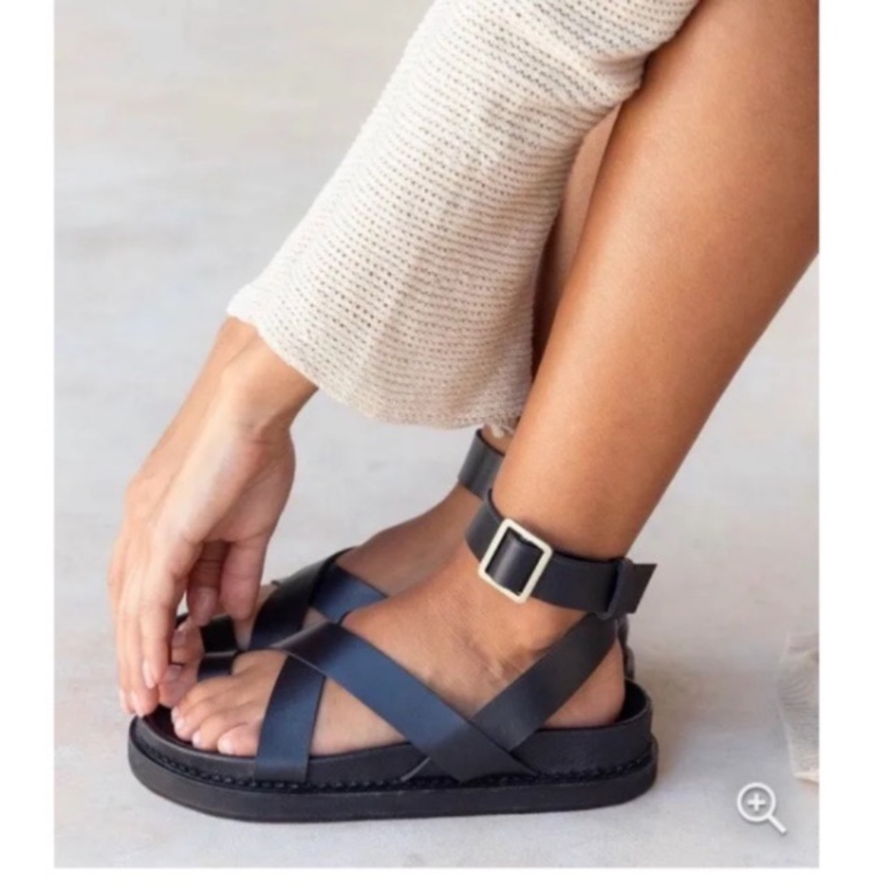 NWT!  LIBERTE GENUINE LEATHER BLACK SANDALS.